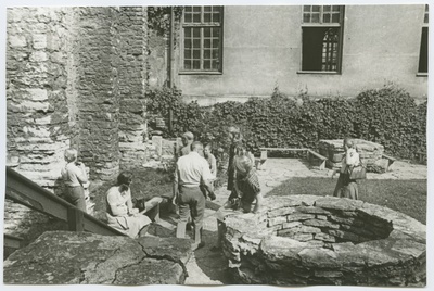 Foreign Estonians at the Dominican monastery court.  duplicate photo