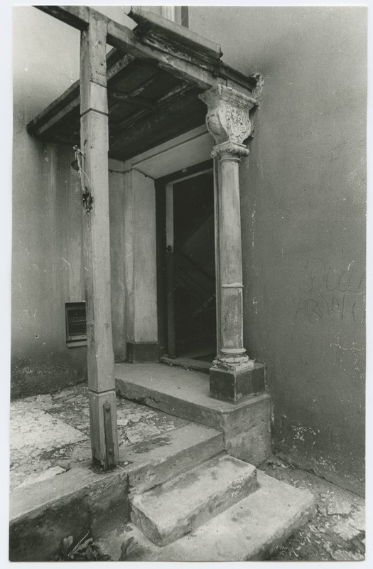 Peeter Süda Street 2a building external door, next to the door, the backstock of the concealment on the top part with raidstone.