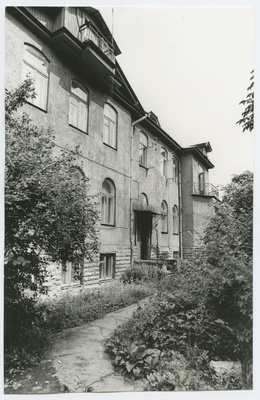 Peeter Süda Street 15 double stone building in front of the courtyard.  duplicate photo