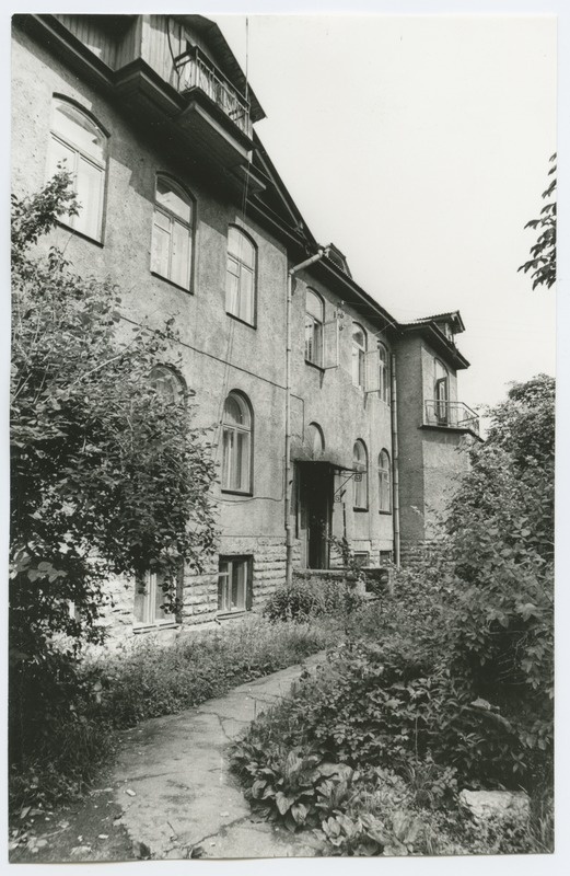 Peeter Süda Street 15 double stone building in front of the courtyard.