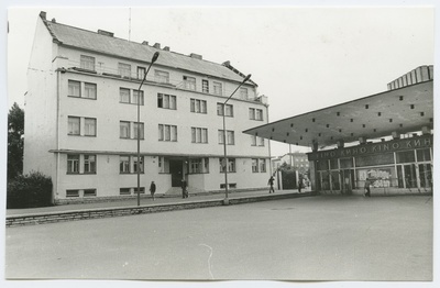 Four-fold stone building Pärnu highway 41 and the entrance of the cinema "Kosmos".  duplicate photo
