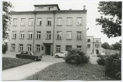 Three-fold stone building on Pärnu Road 41, view of the entrance on the side of the cinema "Kosmos".  duplicate photo