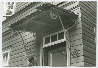 Pärnu highway 31, shedding on the door of the house.  duplicate photo