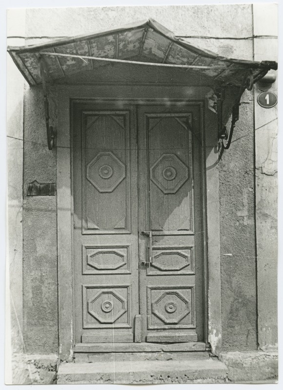 Tatari Street 1, wooden outdoor doors and shaving.