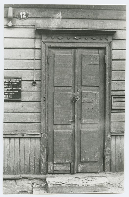 Wooden door on the 12th house of Paldiski Highway.