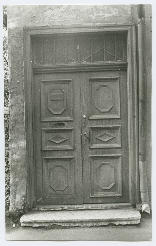 Wooden door on the 6th house of Paldiski Highway.