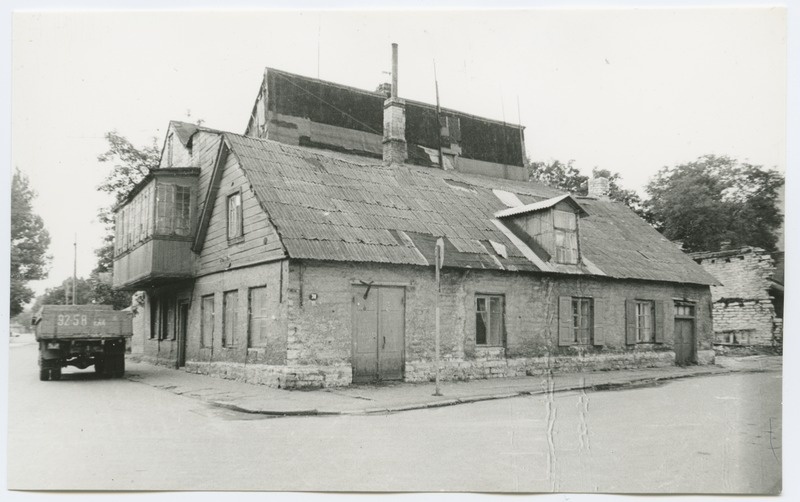 One-time stone building