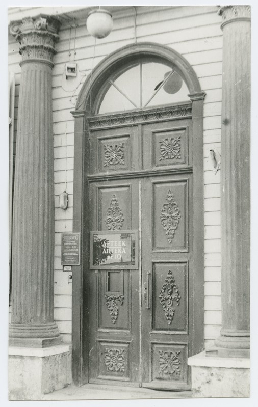 The outdoor door of the pharmacy Narva mnt. 56