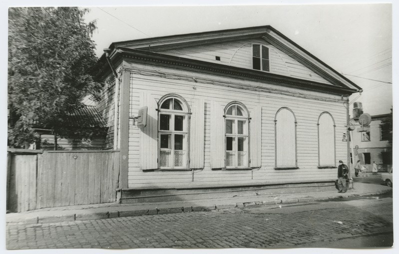 One-time wooden building