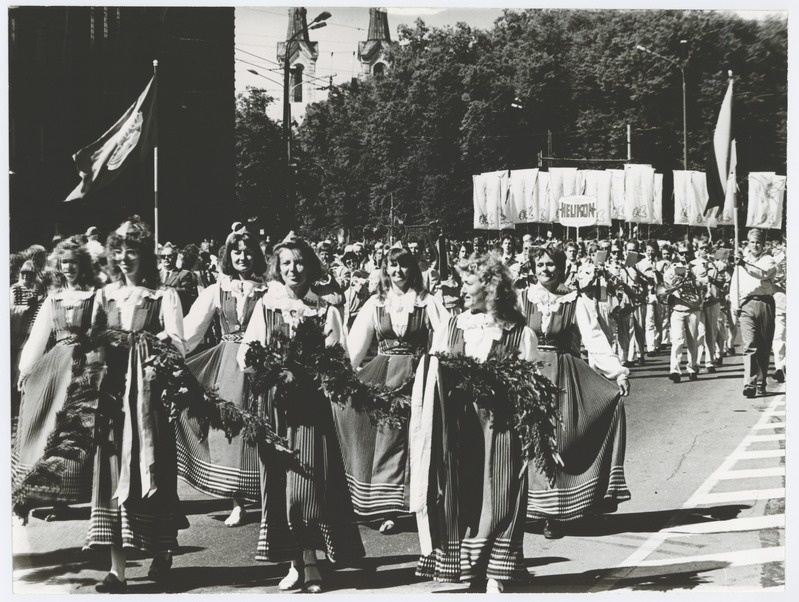 Singing party train on the Freedom Square