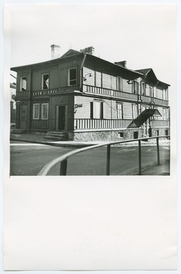 Maja Endla t. ja Gagarini pst. nurgal  duplicate photo