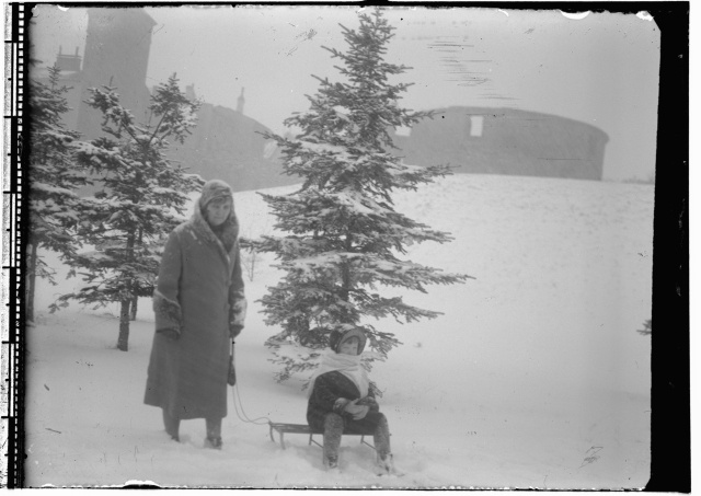 Hans Voolmann's wife Helmi and daughter Vaida Paksu near Margaret