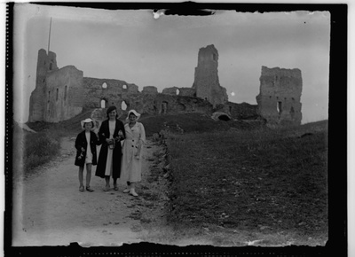 Hans Voolmann's wife Helmi, daughter Vaida and Helm's sister daughter Inge Leis (best) in the ruins of Rakvere Castle  similar photo