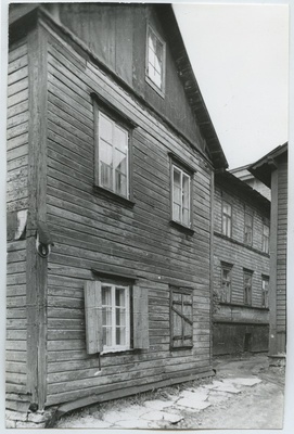 Tallinn. Old wooden building Väike-Kompassi t. 8  duplicate photo