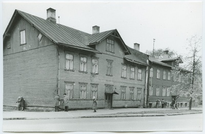 Tallinn. Double wooden building in Kingissepa t. 57  duplicate photo