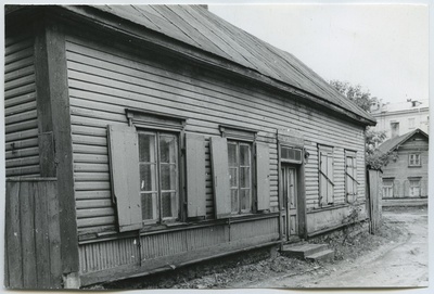 Tallinn. One-time wooden building Väike-Kompassi t. 6  duplicate photo