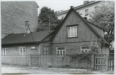 Tallinn. Wooden building Väike-Kompassi t. 7  duplicate photo