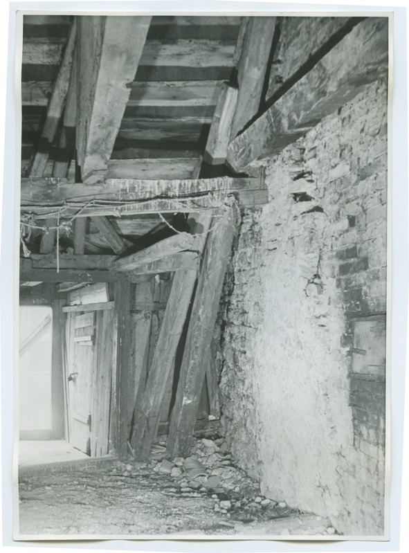 Tallinn, Pakkmaja, a oven on the right wall, behind the door, to see the loading construction.