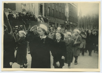 On May 1, 1941, you are pioneers at the Workers' Demonstration at the Winning Square.  duplicate photo