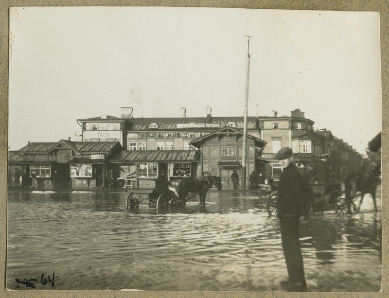 Yeah. Mülber album1: flooding on the city street (market, wooden buildings)