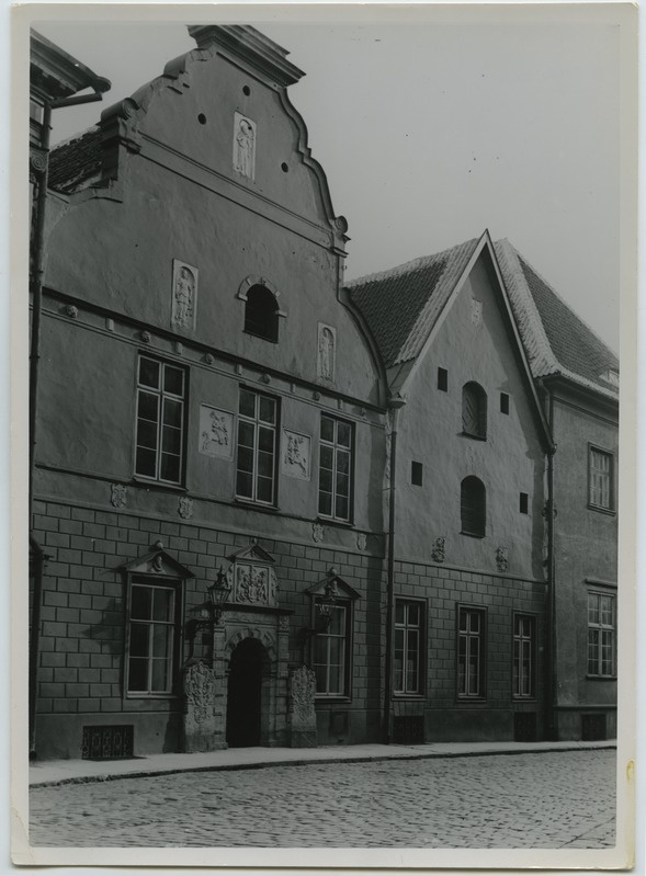 The Fassade of the Blackhead building on Pikal Street.