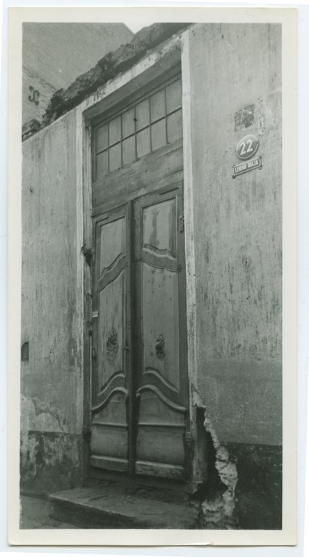 Tallinn, New Street 22 house outside door.