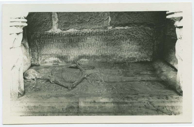 Paulsen Kenotaaf, detail, bottom part, on the outer side of the Oleviste Church.