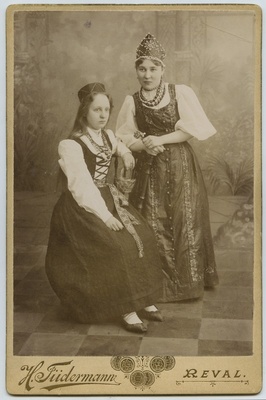 Women in popular clothes  duplicate photo