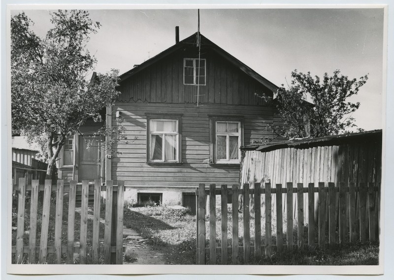 Wooden house in Kingissepa t. 72 courtyard
