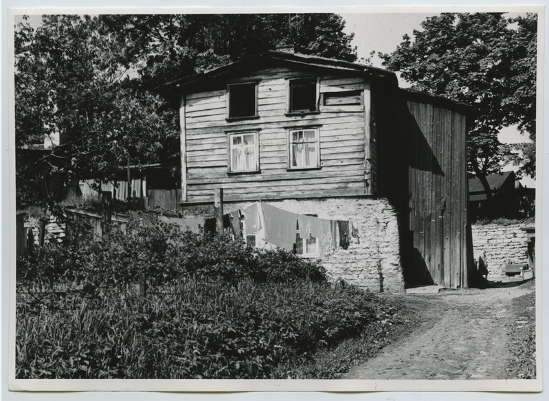 Wooden house Veski t. 7 in the courtyard