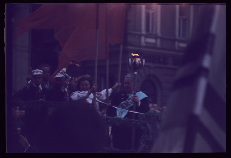 The singing light has reached the Raekoja square.