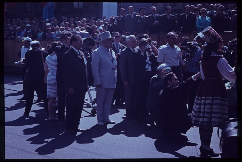 The opening ceremony of the singing party train walk.