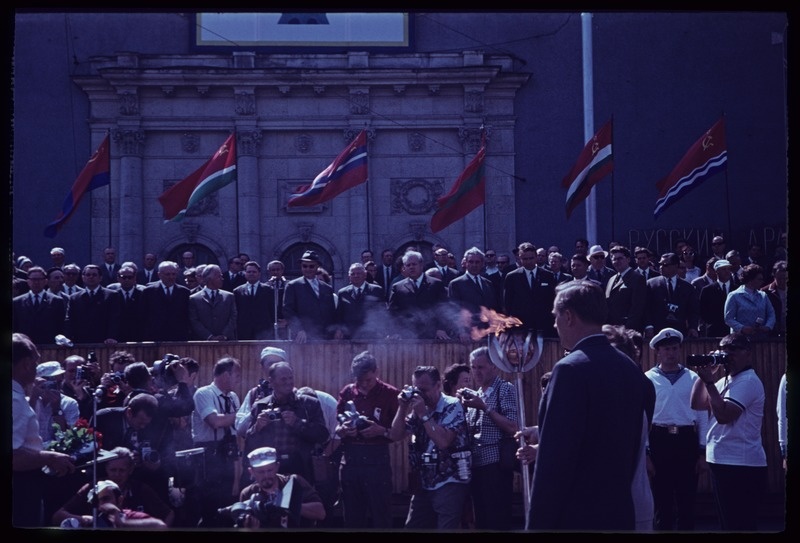 R. Ristlaan's singing party with fire at the Winning Square during the opening ceremony.