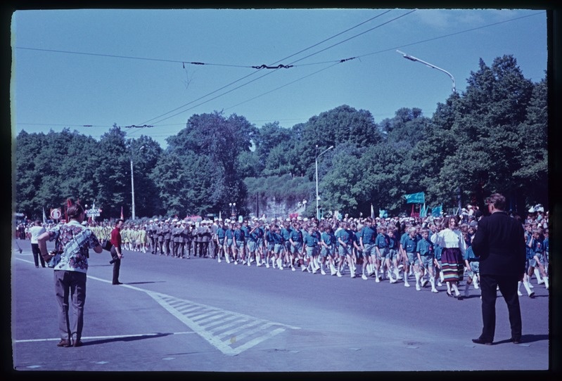 Singing party train, songs of boy choirs at the Winning Square.