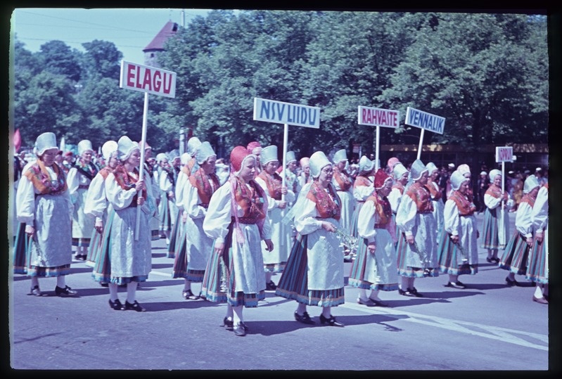 Singers of female choirs in the song-upeo train walk.
