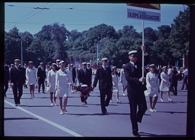The songs of the Tallinn Student Choir in the train walk.