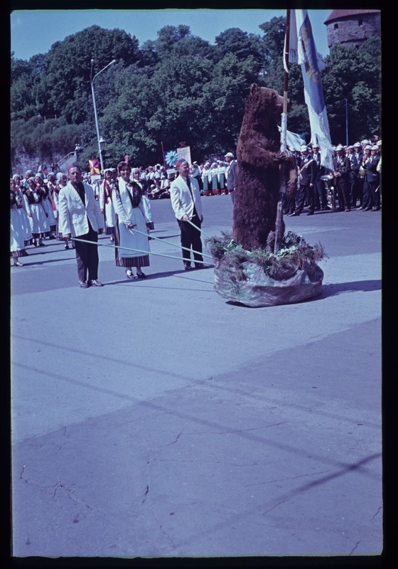 The beginning of the Vändra singers' column, a large bear top in front of the edge.