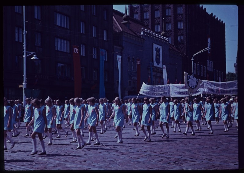 The songs of children's choirs were trained in the Winning Square.