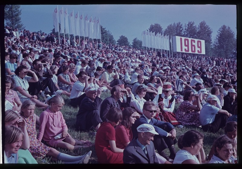 View of the Lasnamäe hill, listeners sit on the lawn.