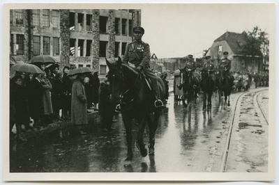 Fighters of the Estonian shooting corps on Pärnu Road.  duplicate photo