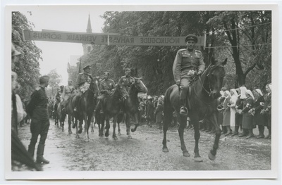 The fighters of the Estonian Lasker Corps on the road of Kaarli.  duplicate photo