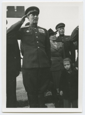 Lieutenant General Lembit Pärn greeting the fighters.  similar photo