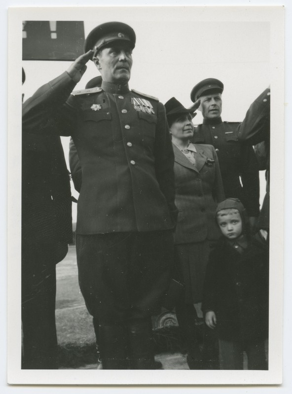 Lieutenant General Lembit Pärn greeting the fighters.