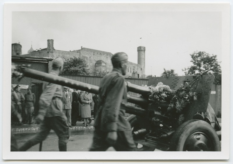 The fighters of the Estonian Laskurkorpus on Toompuiesteel, behind the Toompea Castle.