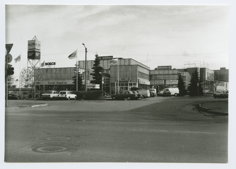 Tallinn. Pärnu mnt Tondi. View Ford Centre