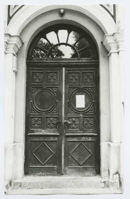 Tallinn. The outdoor door of the Estonian Rüütel County building 1  duplicate photo