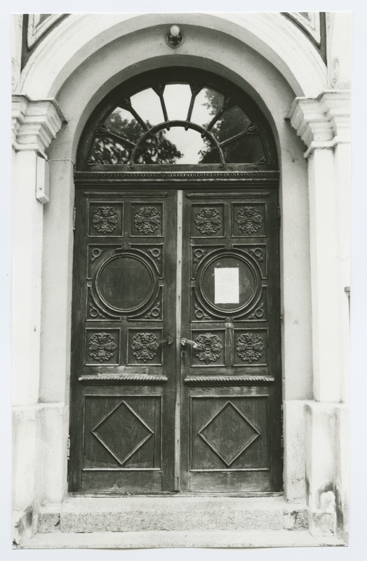 Tallinn. The outdoor door of the Estonian Rüütel County building 1
