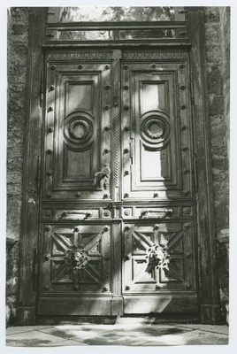 Tallinn. Court of tn 6 house outside door  duplicate photo