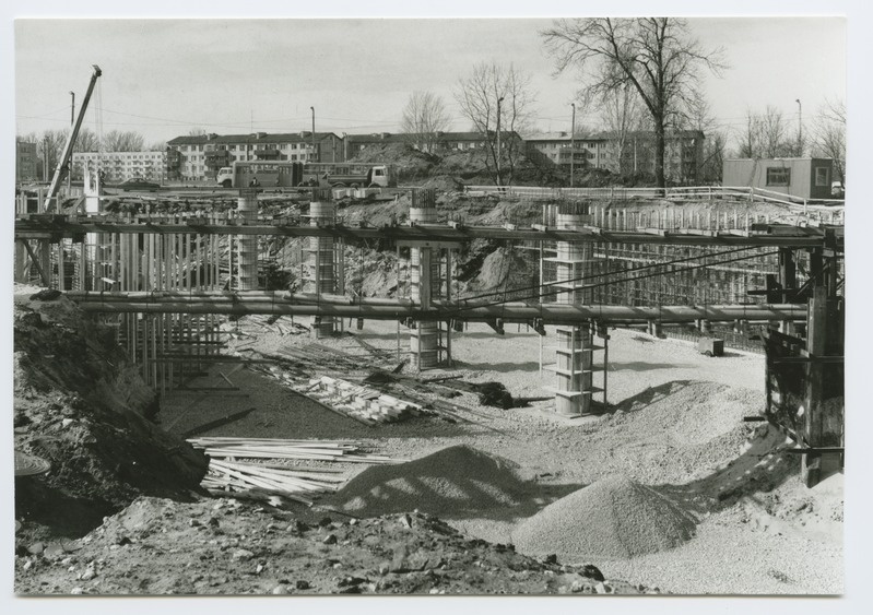 Tallinn. Tammsaare road extension on Järvel. Bridge construction with views by Pärnu mnt