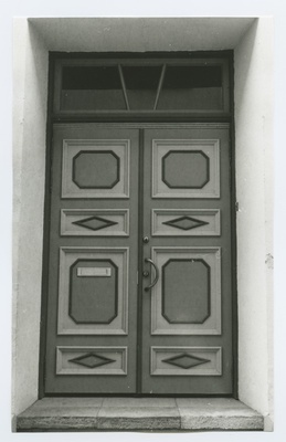 Tallinn. Toom-Kooli tn 11 house outdoor door  duplicate photo